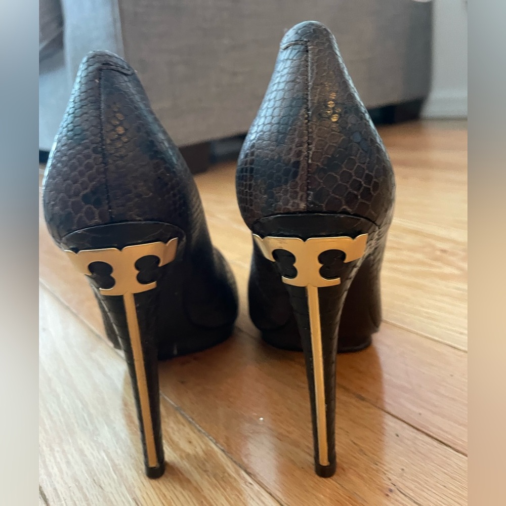 TORY BURCH Jude Platform Pumps Brown Leather Snake Embossed Gold Logo Heel
